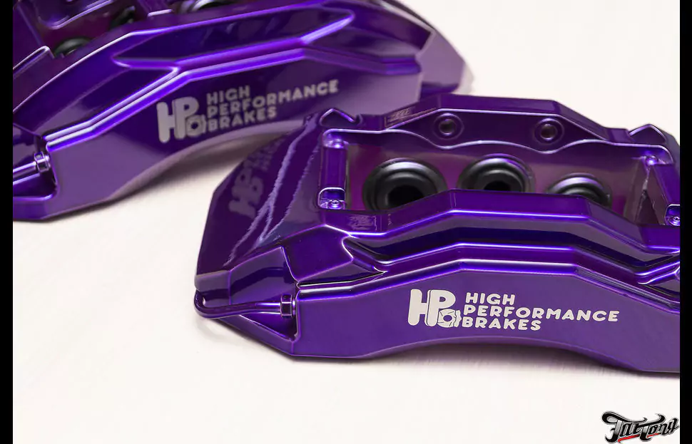 Окрас суппортов High Performance Brakes в фиолетовый кэнди с нанесением надписей.