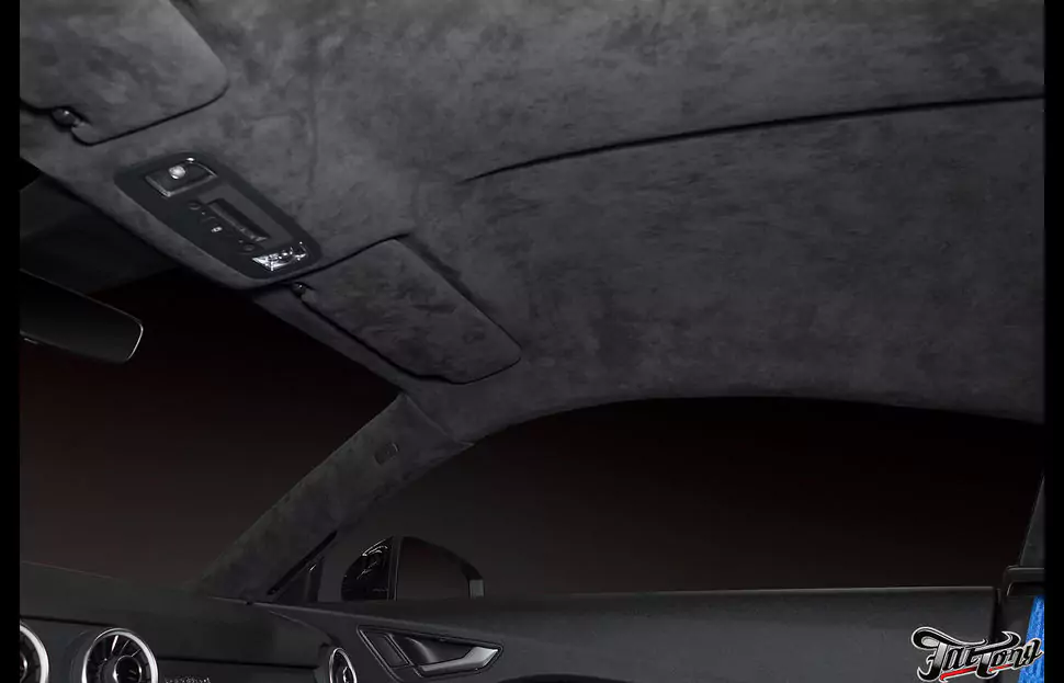 Audi TT. Перетяжка потолка в оригинальную алькантару. Ламинация деталей натуральным карбоном.