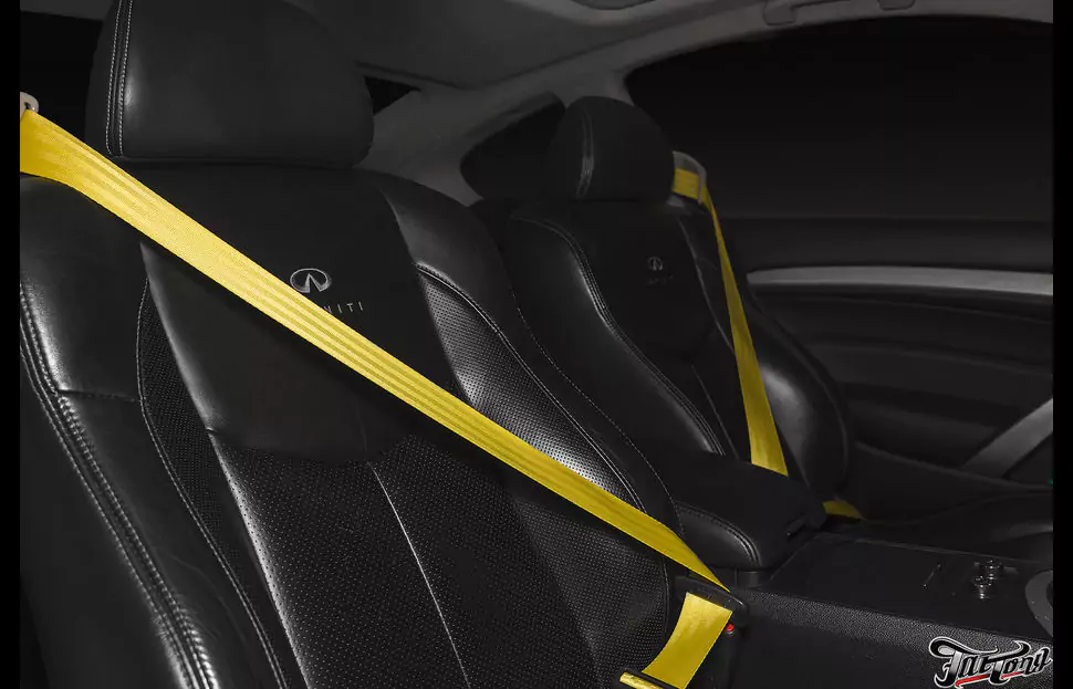 Infiniti G37 coupe. Установили желтые цветные ремни безопасности.
