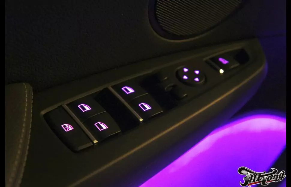 BMW X3. Изменили подсветку в кнопках открытия окон. Добавили подсветку дверных карманов, ручек и низов дверей.