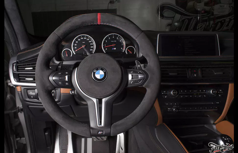 BMW X5M (F85). Пошив обода руля и подушки безопасности в итальянскую алькантару, с отделкой строчкой в 