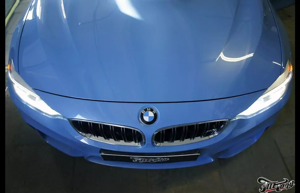 BMW M4. Замена черных ремней безопасности на ярко-салатовые.
