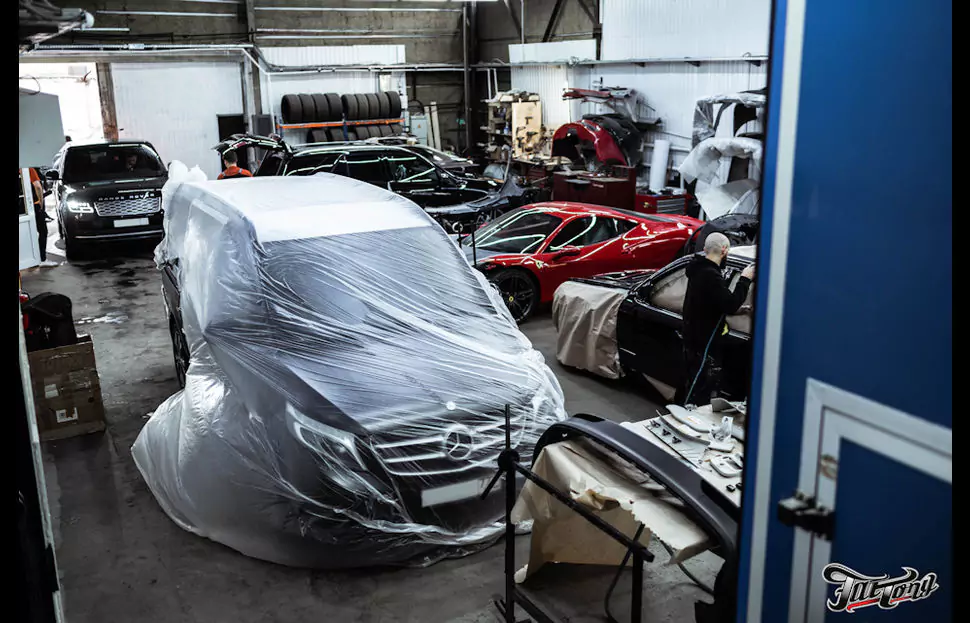 Mercedes V class. перетяжка потолка в алькантару и кузовной ремонт.