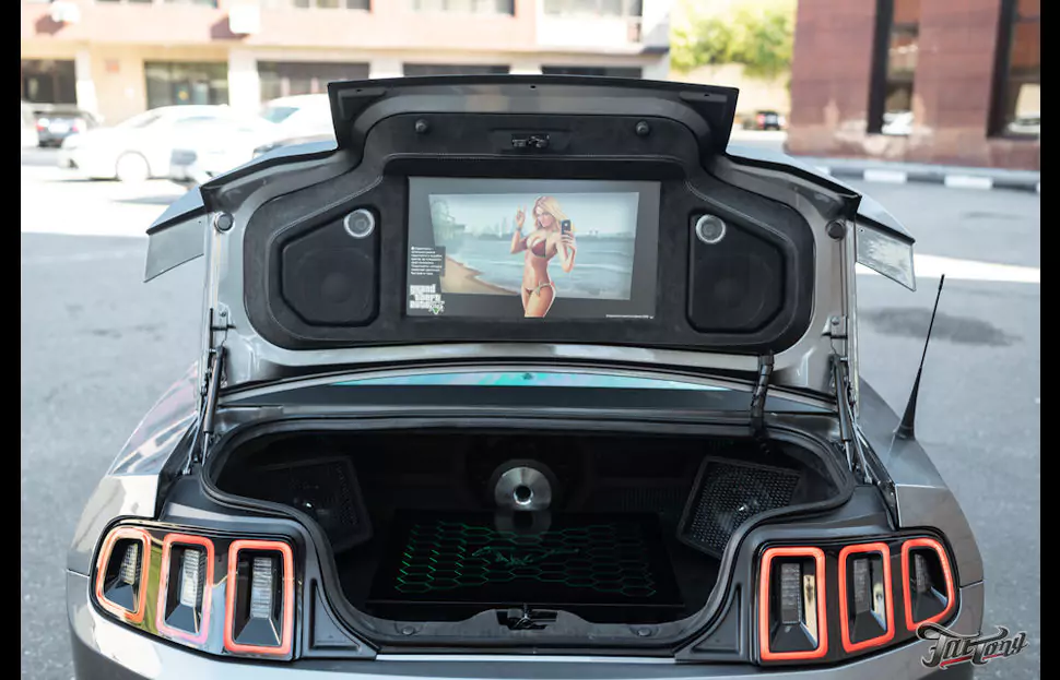 Ford Mustang GT. Изменение анатомии руля, карбон и привели в порядок музыкальный багажник!
