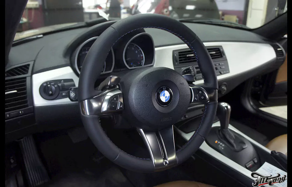 BMW Z4. Пошив руля в кожу, пошив потолка в итальянскую алькантару.