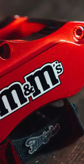 Окрас суппортов в красный кэнди с логотипом M&M’s