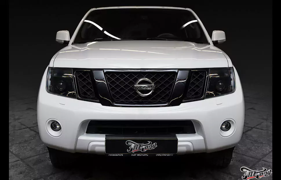 Nissan Pathfinder. Окрас масок фар и решетки радиатора в черный глянец.
