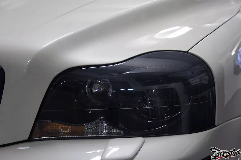 Volvo XC90. Окрас масок фар в черный глянец. Антихром кузова.