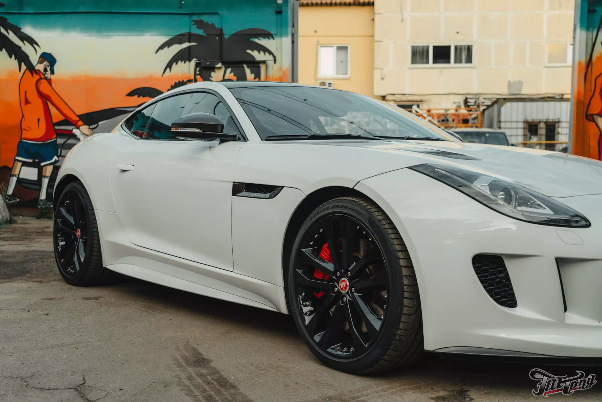 Jaguar F-Type. Замена двери и крыла после удара. Окрас суппортов