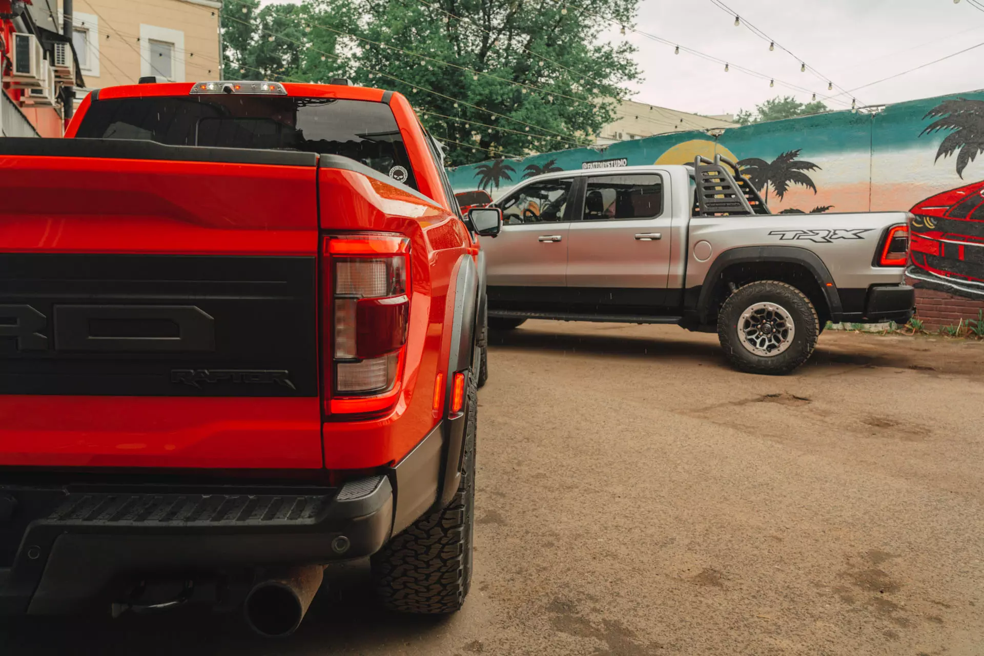 Раптор трх. Ford Raptor Ram TRX. Ram TRX vs Ford Raptor. Dodge Ram TRX vs Ford f-150 Raptor. Додж Раптор трх.