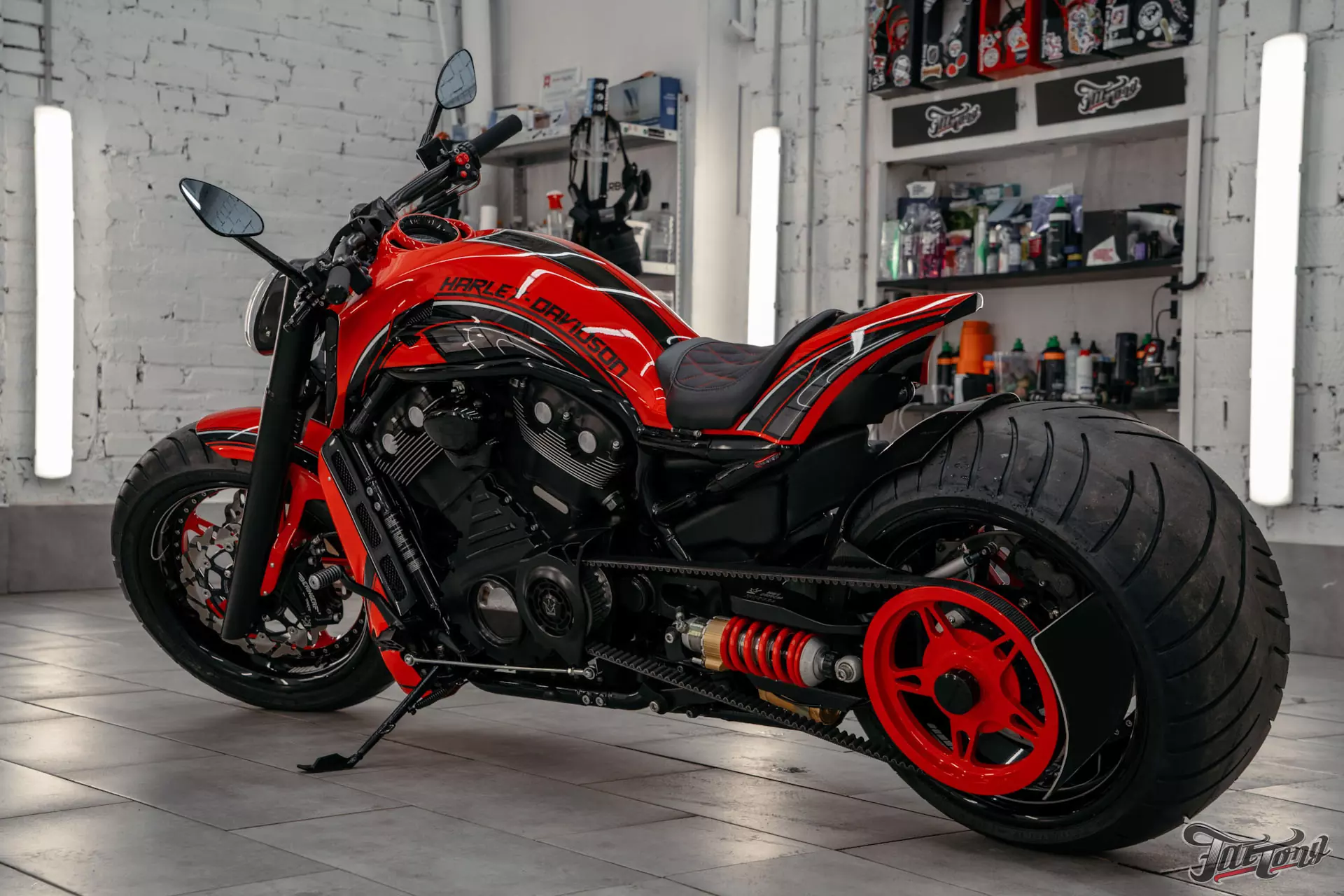 Harley-Davidson. Работы с карбоном, покрытие пластика лаком, замена  аккумулятора