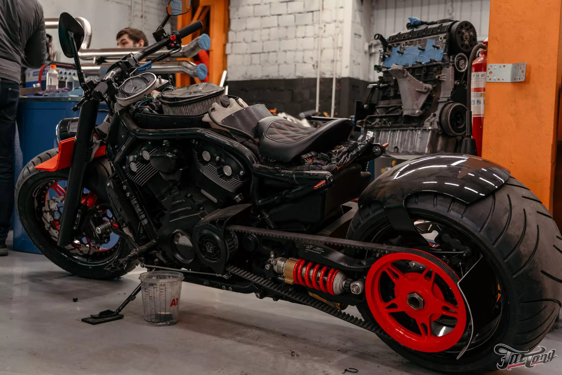 Harley-Davidson. Работы с карбоном, покрытие пластика лаком, замена  аккумулятора