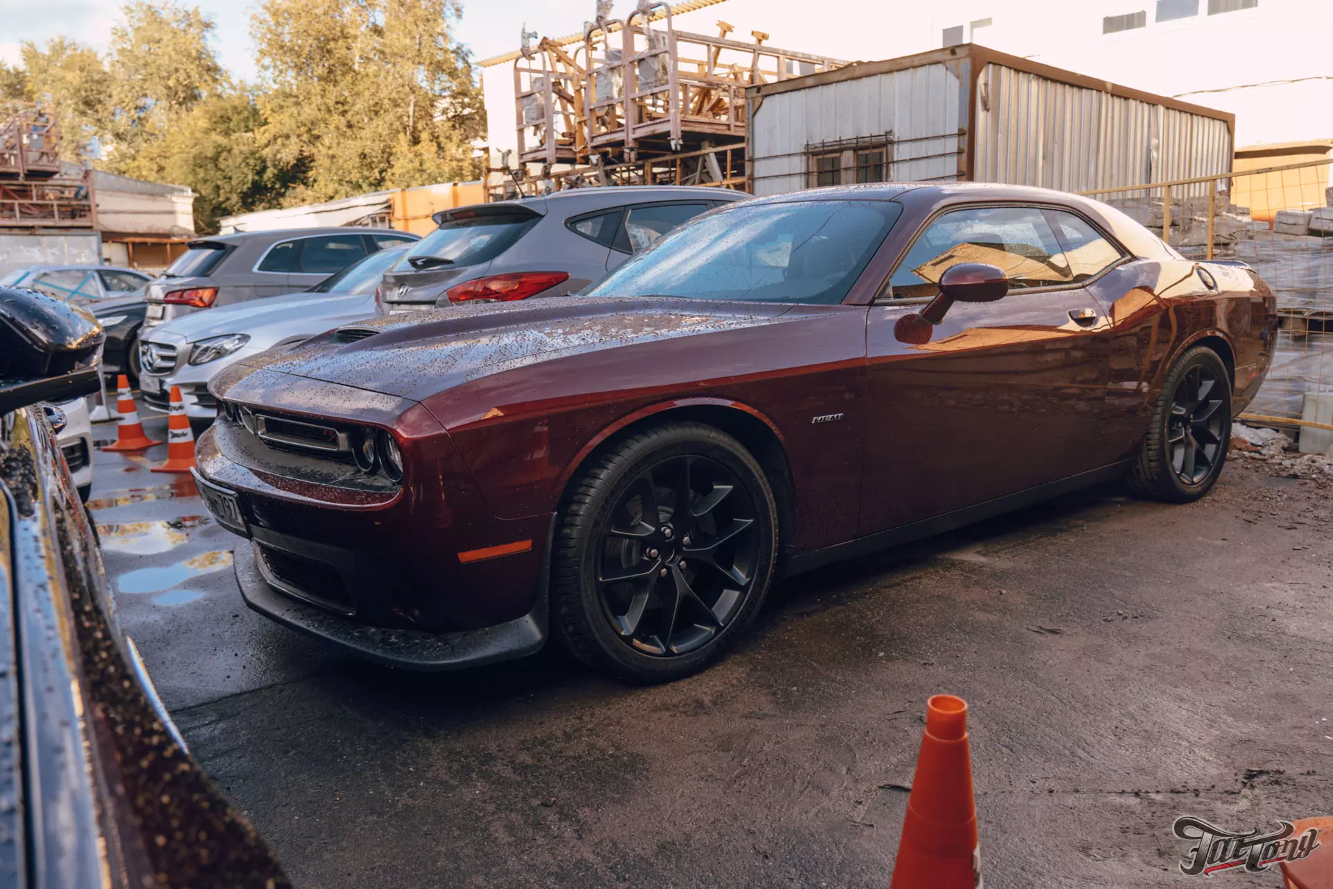 Dodge Challenger. Окрас дисков в черный матовый цвет. Шиномонтаж на  оборудовании Hunter