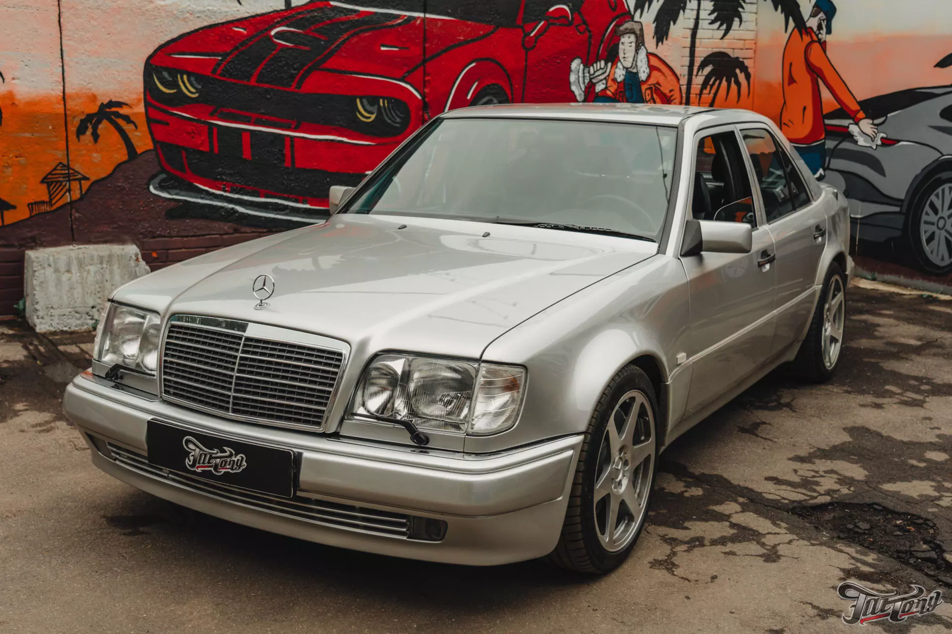 Mercedes-Benz W124 Волчок. Изготовили корпус стелс, установили сабвуфер и  усилитель