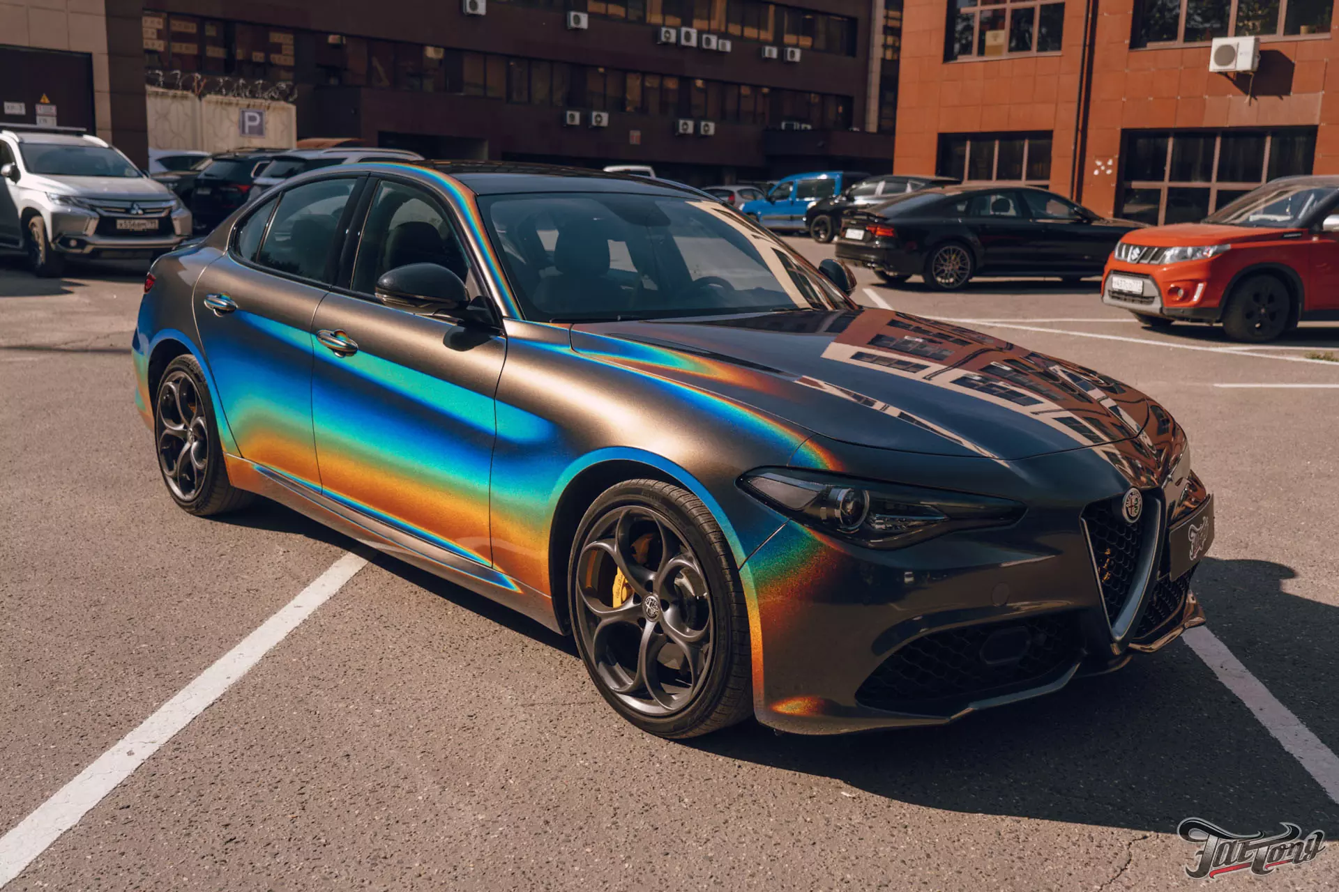 Alfa Romeo Giulia. Оклейка в серый винил Rainbow Vortex, который  преображается на солнце. Оклейка и установка