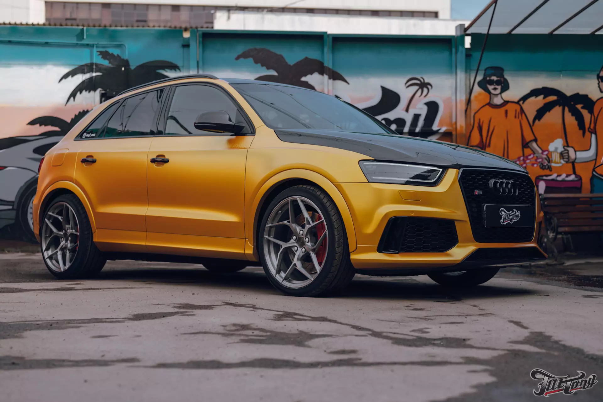 Audi RS Q3. Оклейка сатином. Антихром. Шумоизоляция дверей. Цветные ремни.  Новый выхлоп. Детейлинг