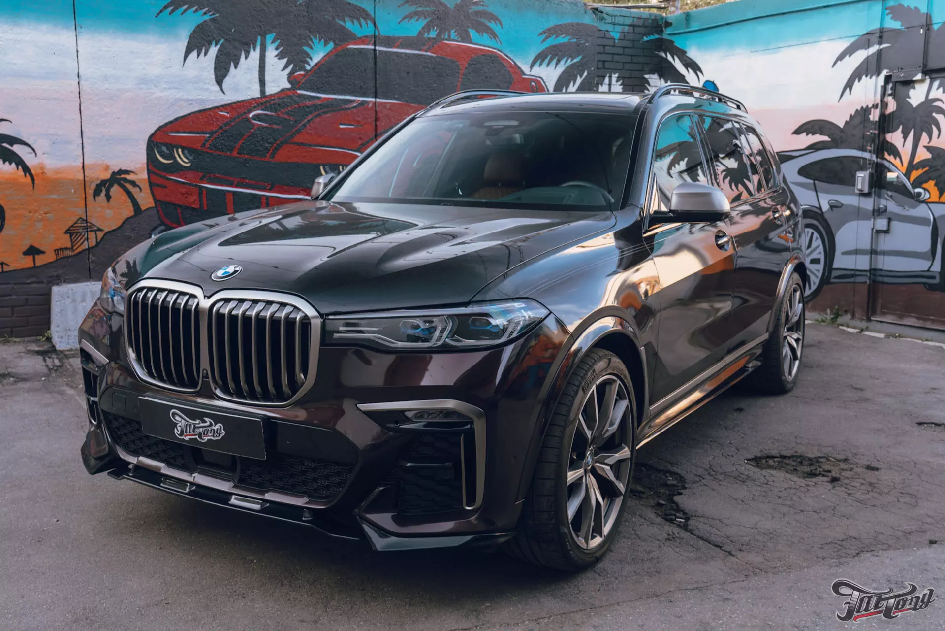 BMW X7. Оклейка в красно-черный винил и прозрачный полиуретан. Детейлинг