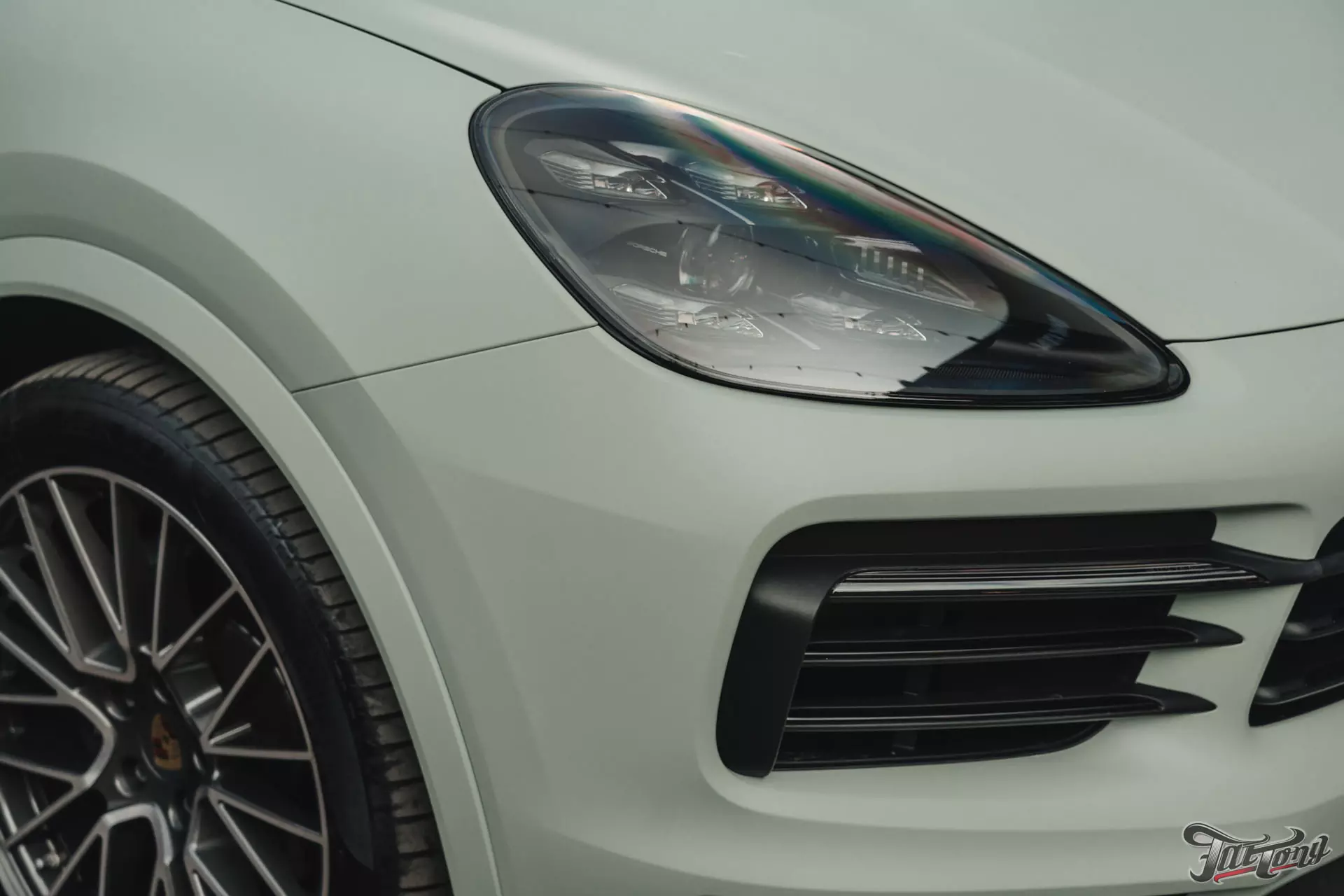 Porsche Cayenne. Оклейка в винил цвета Пыльная мята, который мы разработали  сами!