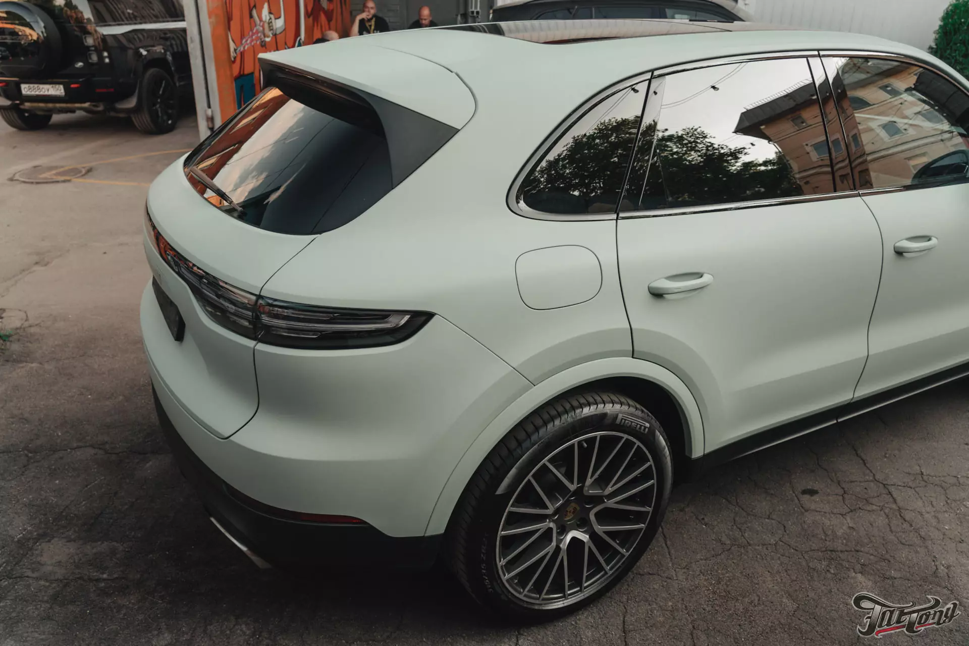 Porsche Cayenne. Оклейка в винил цвета Пыльная мята, который мы разработали  сами!