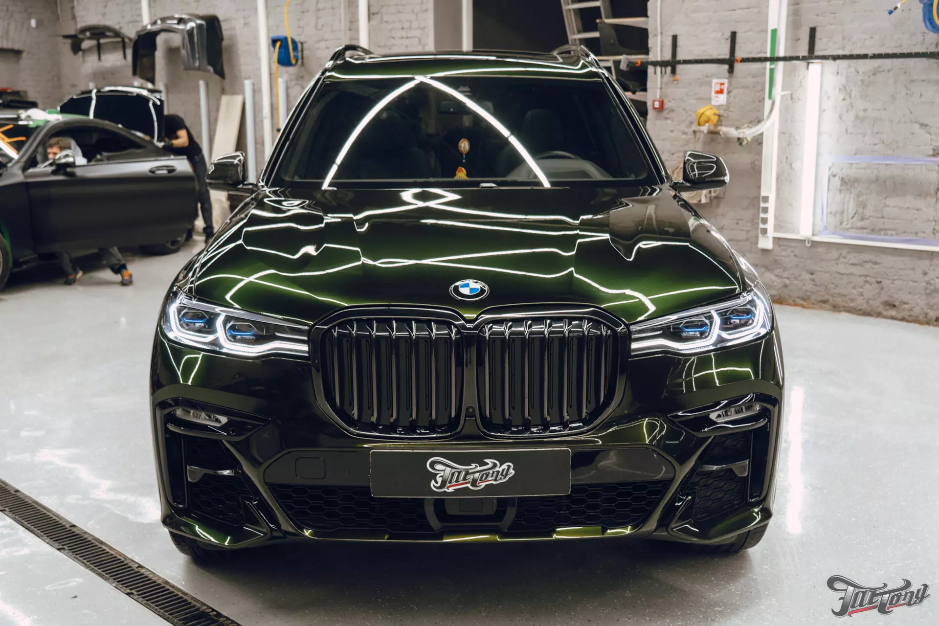 BMW X7. Оклеили в винил от Bruxsafol и глянцевый полиуретан!