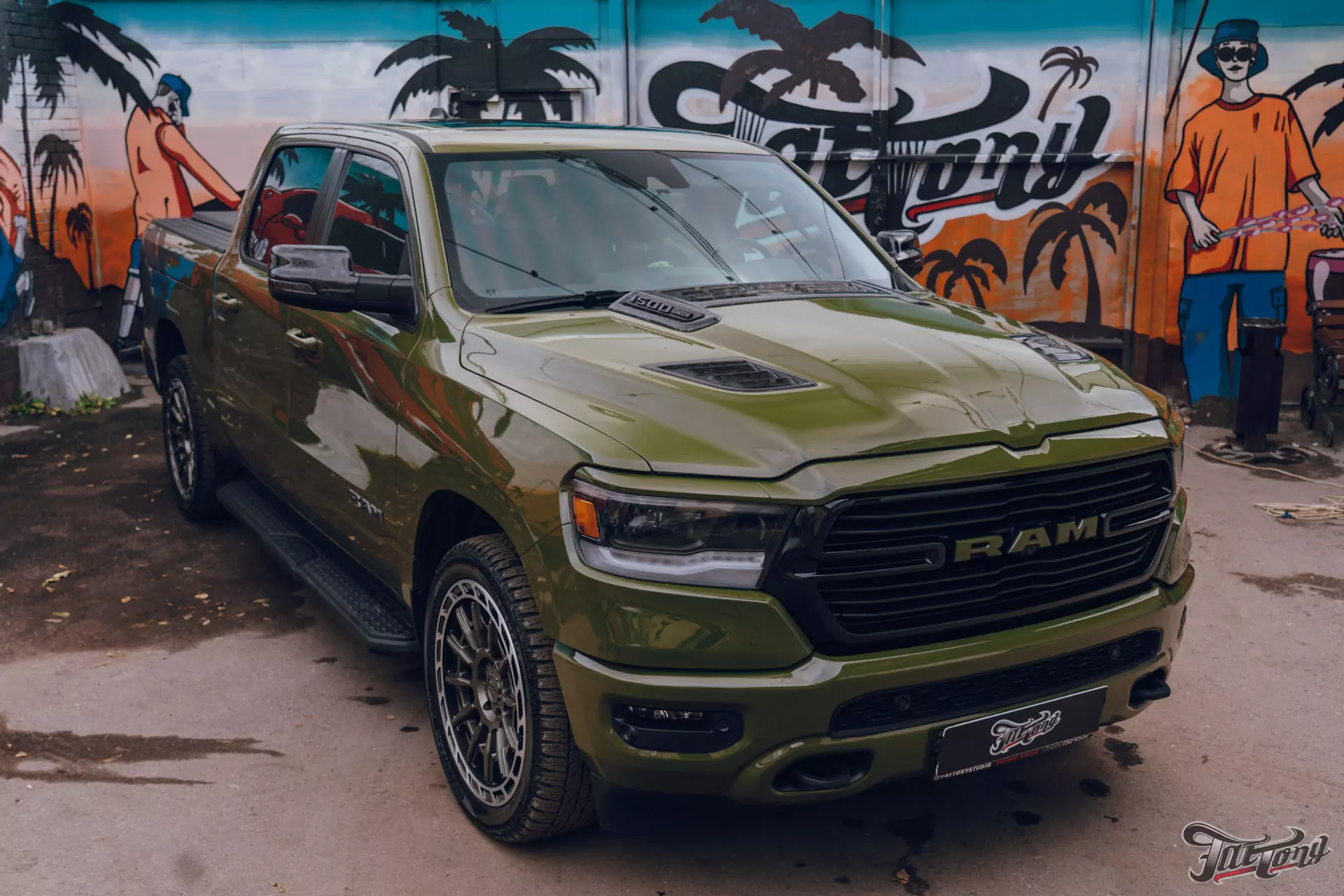 RAM 1500. Ламинация вставок капота кованым карбоном