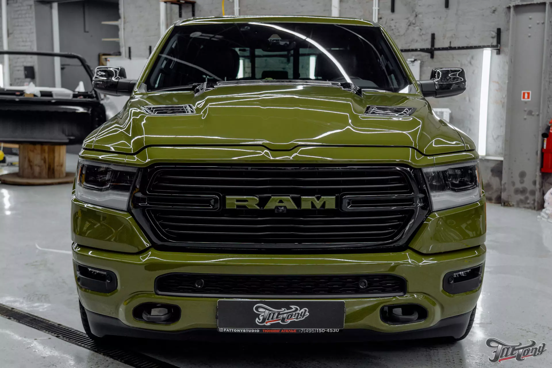 RAM 1500. Ламинация вставок капота кованым карбоном