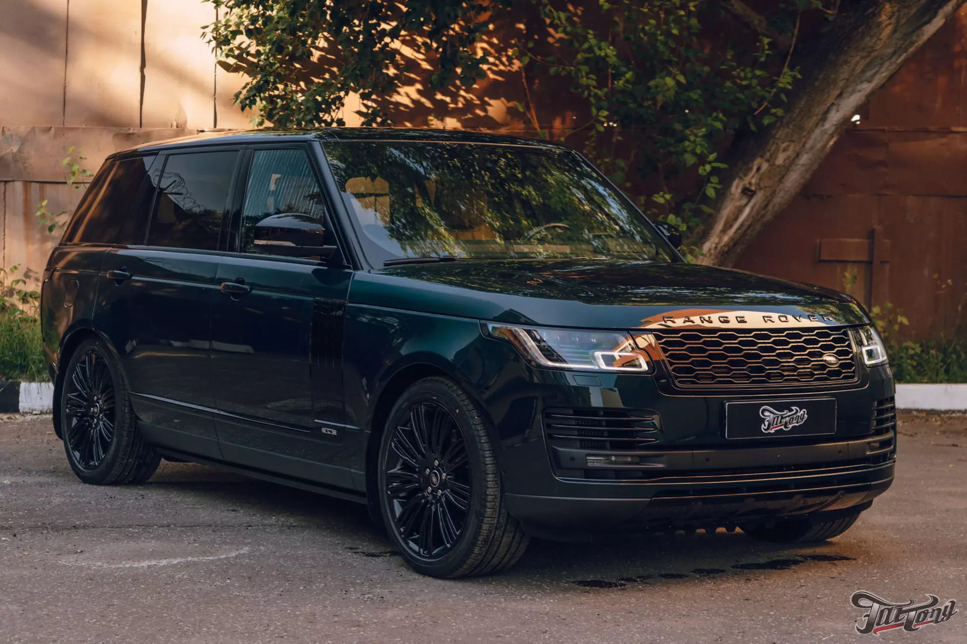 Land Rover Range Rover Autobiography. Оклейка в глянцевый полиуретан