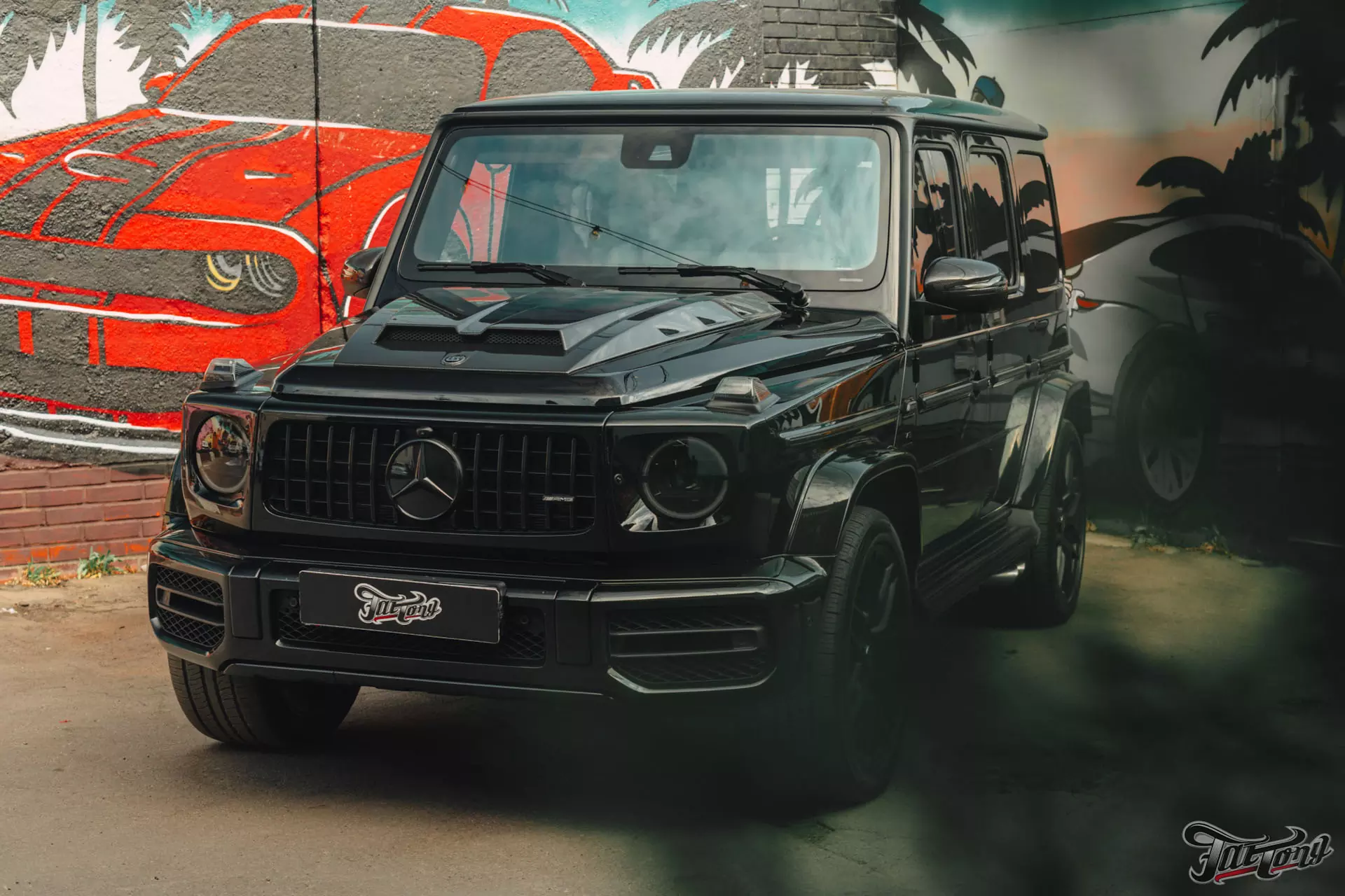 Mercedes G63 AMG. Звездное небо. Перетяжка потолка в алькантару. Карбон.  Ковры из экокожи. Цветные ремни безопасности