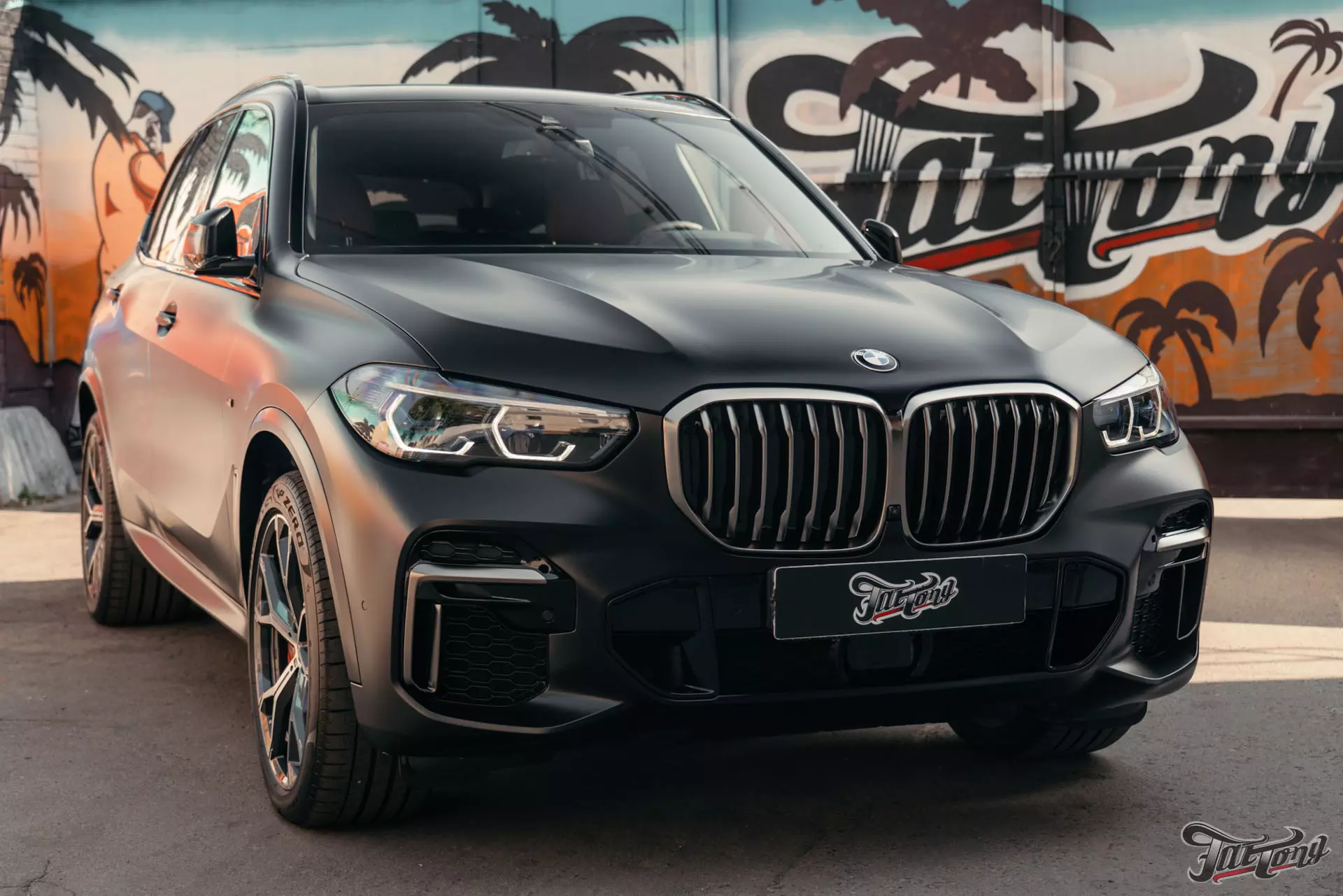 Оклейка BMW X5 в черный матовый винил и полиуретан. Новые элементы  экстерьера. Детейлинг