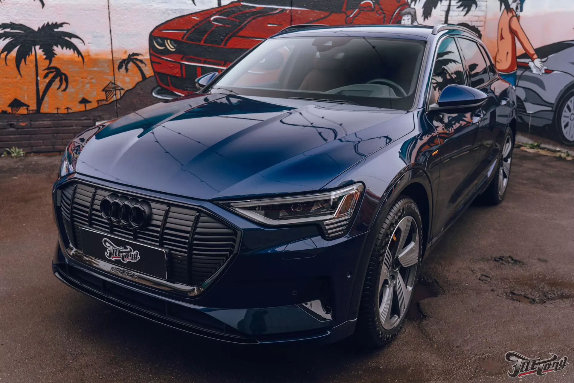 Оклейка Audi e-tron в глянцевый полиуретан. Тотальный антихром