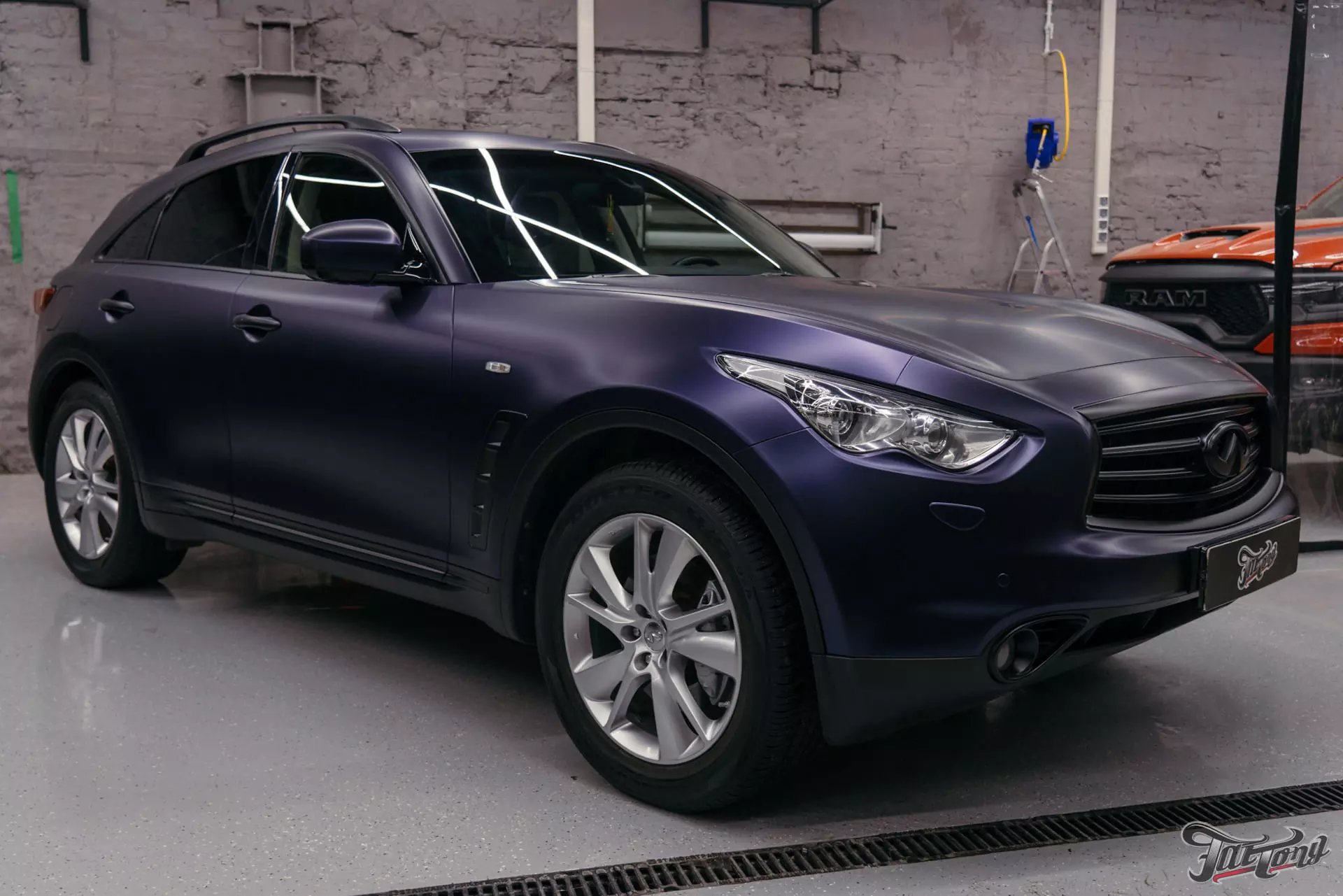 Оклейка Infiniti QX70 в синий матовый винил от Bruxsafol