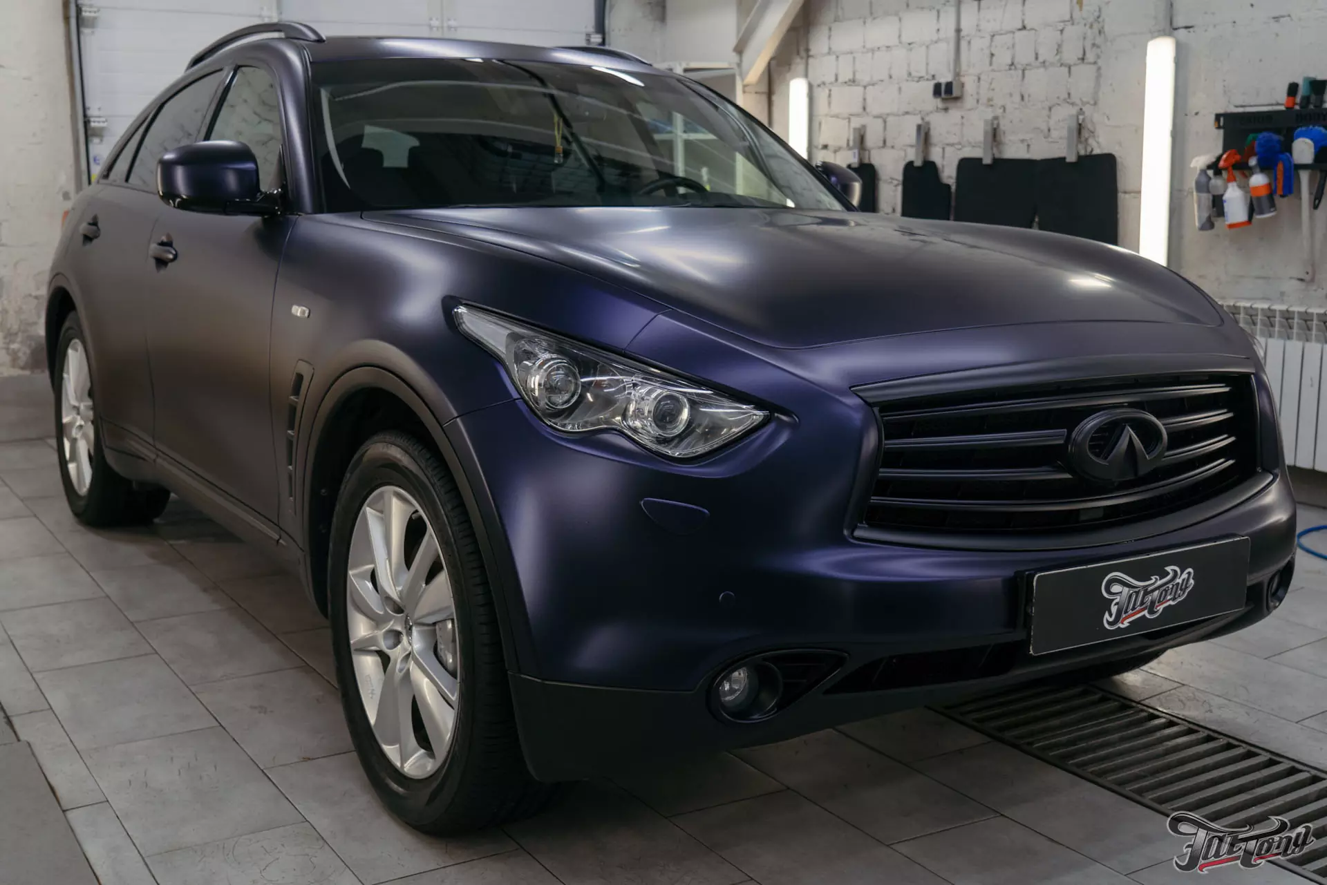 Оклейка Infiniti QX70 в синий матовый винил от Bruxsafol