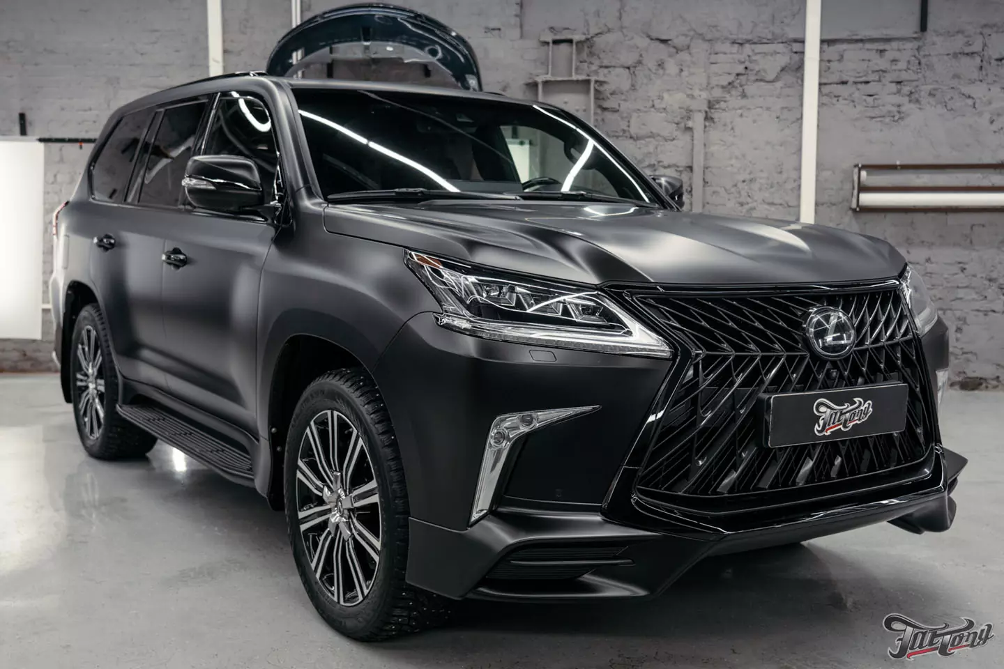 Lexus LX570 снова как новый! Оклеили кузов в матовый полиуретан, установили  тормозную систему Brembo и провели ТО, сделали полный антихром, выполнили  комплекс детейлинг-услуг