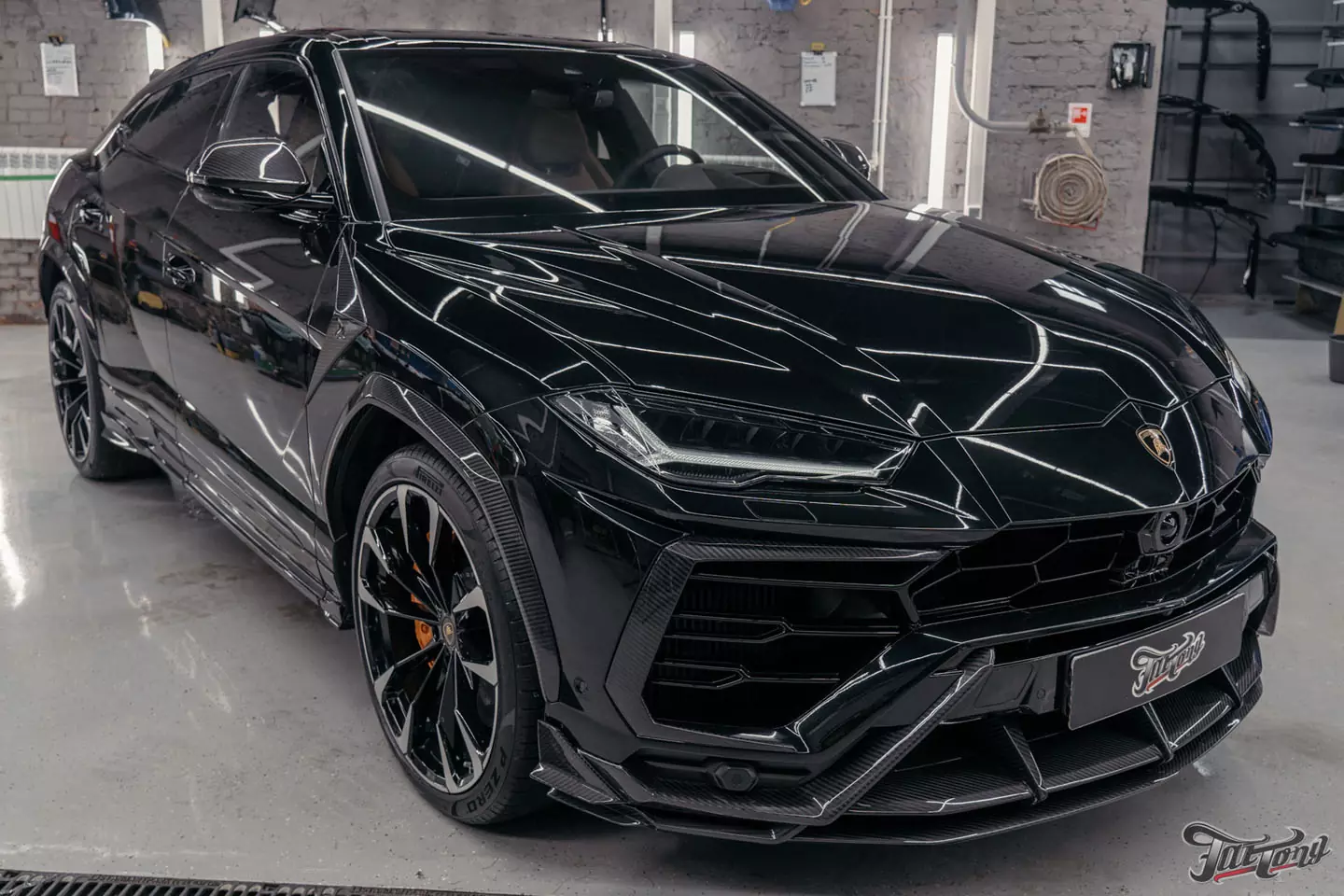 Ламинация элементов салона карбоном в шикарном Lamborghini Urus