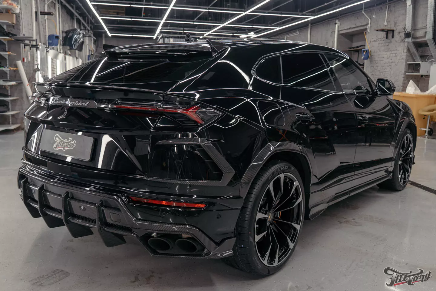 Ламинация элементов салона карбоном в шикарном Lamborghini Urus