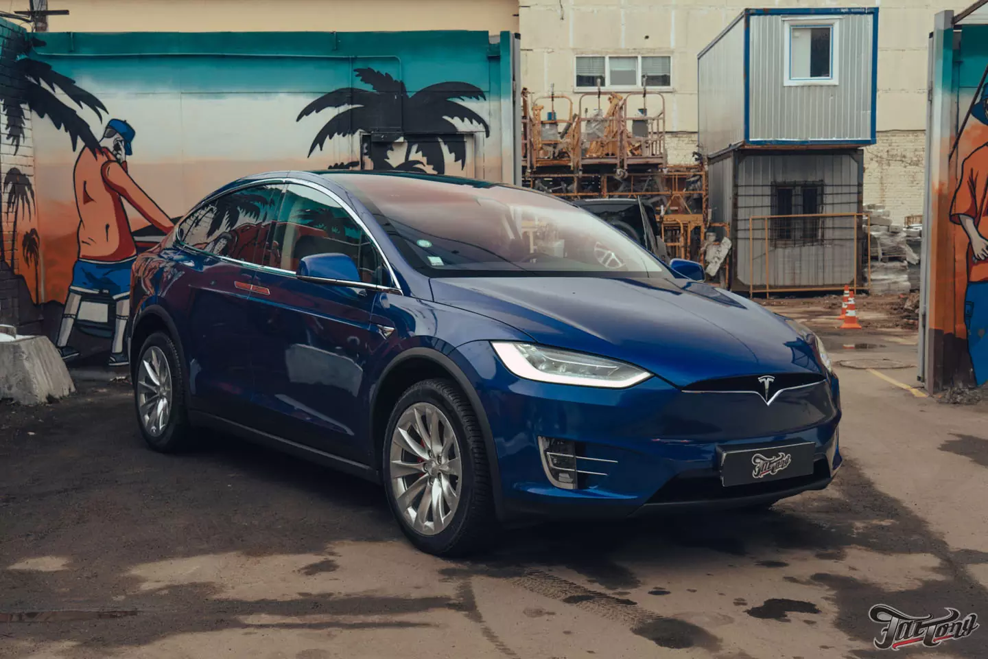 Оклеили Tesla Model X в невероятный сине-фиолетовый винил от компании KPMF