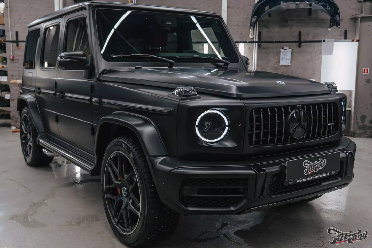 Оклеили Mercedes G63 AMG в матовый полиуретан и произвели антихром, чтобы  сделать его еще брутальнее!