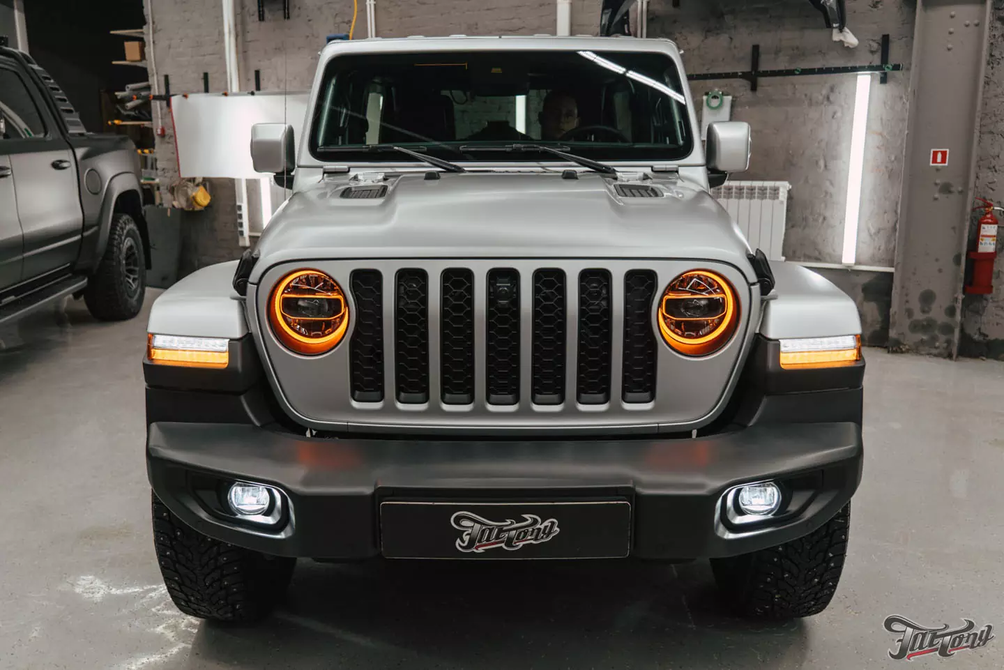 Оклеили в матовый полиуретан Jeep Wrangler и установили Ангельские глазки  (Halo Lights)