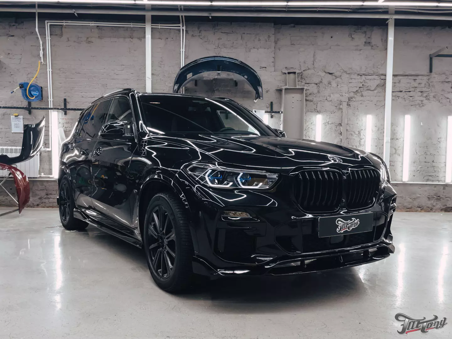 Установили на BMW X5 обвес ParadigM и новые зеркала. Окрасили диски,  оклеили полиуретаном, произвели комплекс детейлинг-услуг и шиномонтаж на  оборудовании Hunter