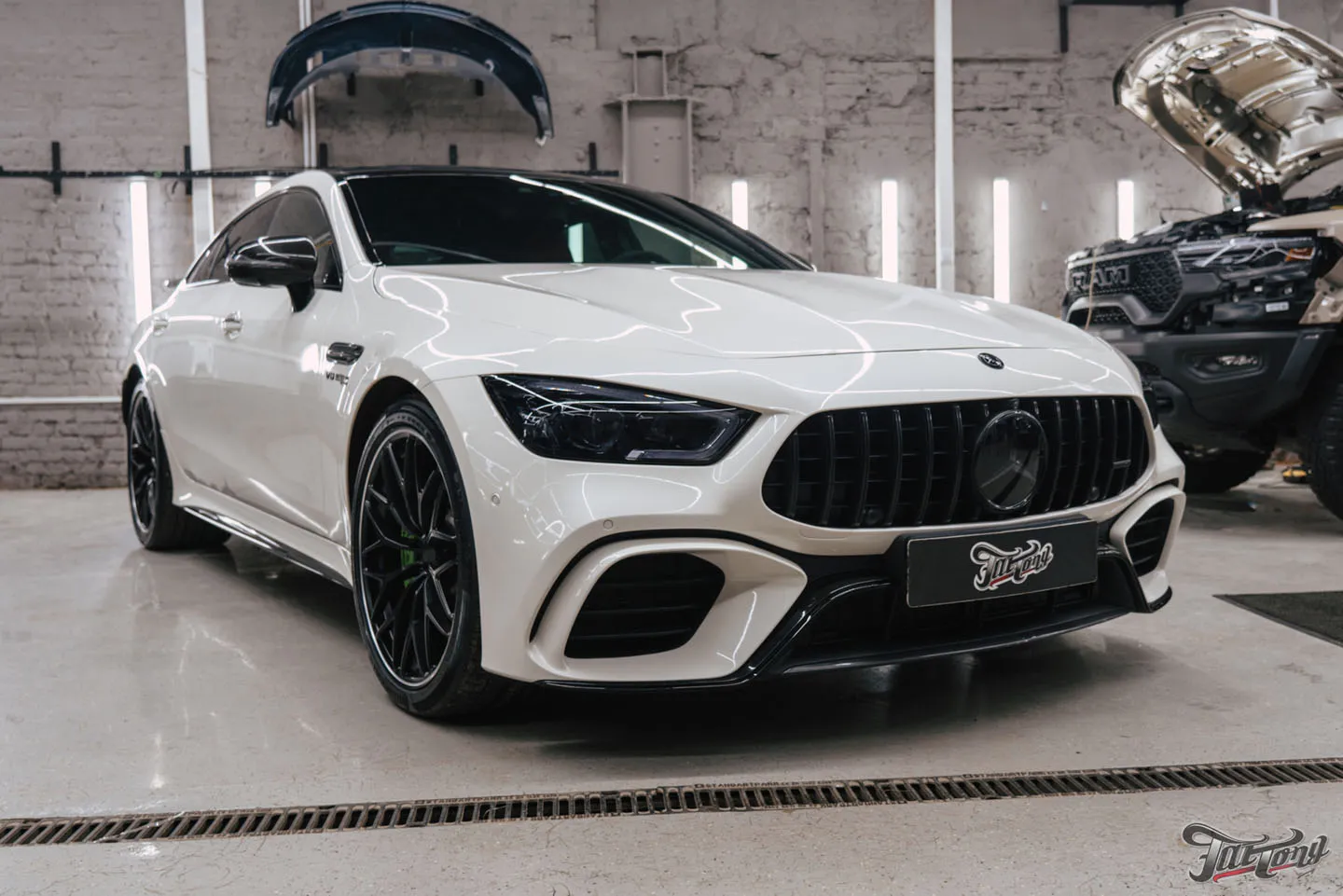 Окрасили суппорта с логотипом AMG и оклеили Mercedes AMG GT полиуретаном