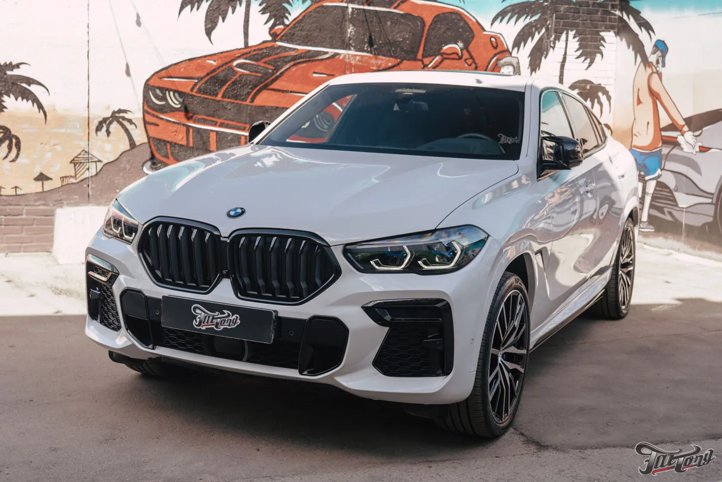 Оклеили BMW X6 глянцевым полиуретаном и установили выдвижные пороги