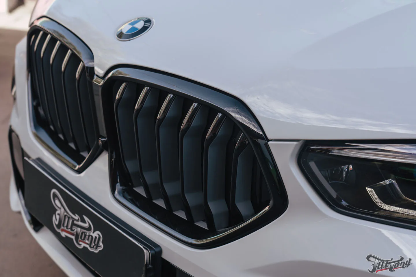 Оклеили BMW X6 глянцевым полиуретаном и установили выдвижные пороги