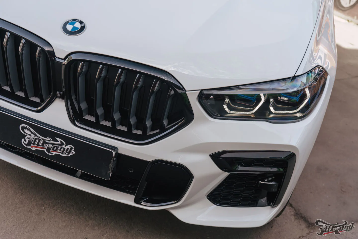 Оклеили BMW X6 глянцевым полиуретаном и установили выдвижные пороги