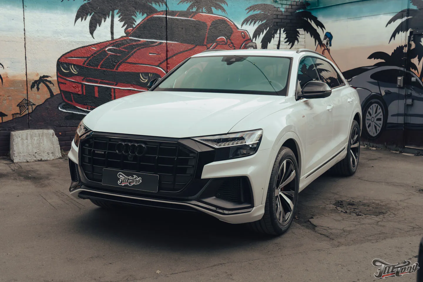 Оклейка кузова и глянца в салоне Audi Q8 полиуретаном, окрас суппортов в  красный кэнди, новый комплект