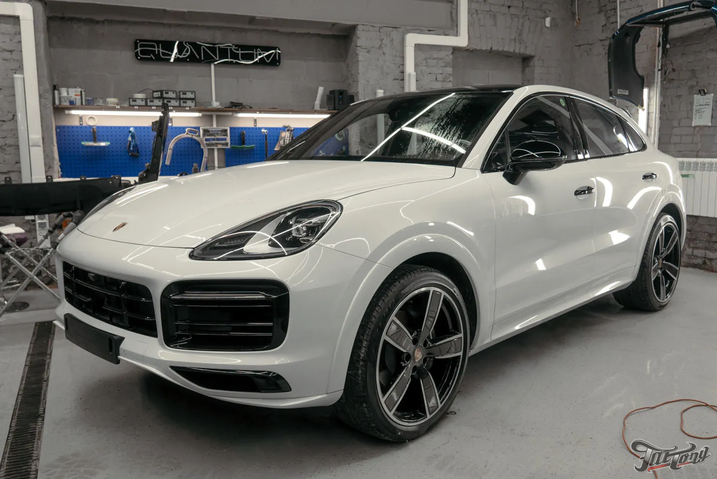 Оклеили Porsche Cayenne матовым полиуретаном и защитили глянец в салоне +  керамика пленки и кожи