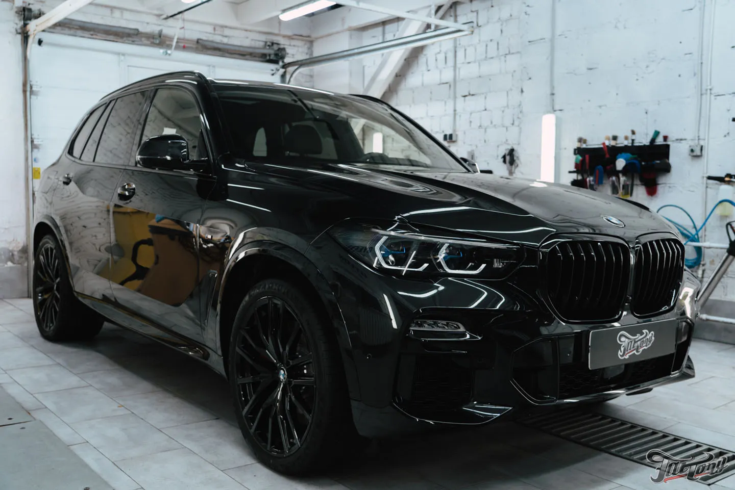 Оклейка передней части кузова BMW X5 полиуретаном + обработка керамикой