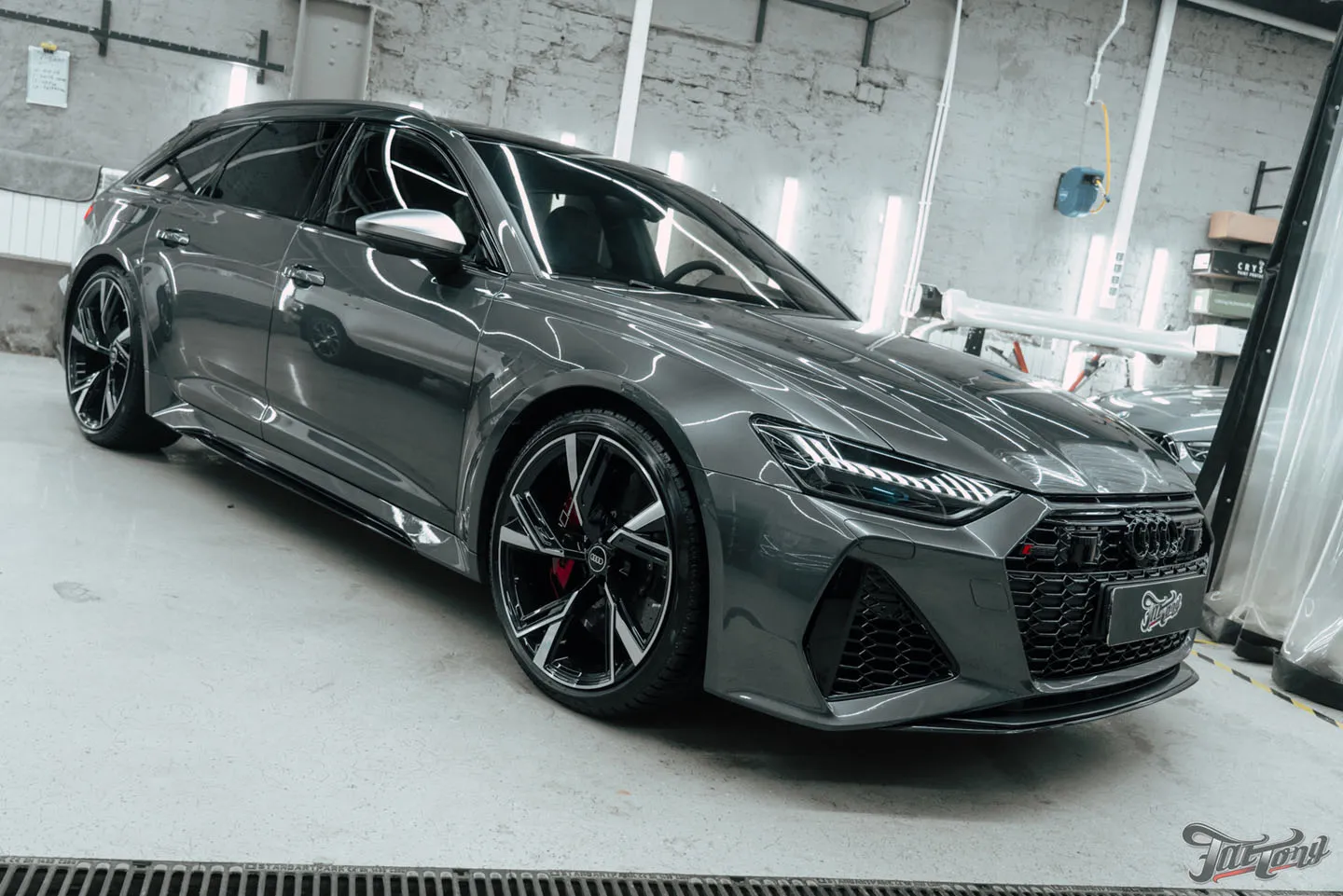 Большой комплекс работ по Audi RS6: шумоизоляция, окрас дисков и суппортов,  карбон в салоне, оклейка, детейлинг, перетяжка потолка, руля и ручки АКПП.  Результат