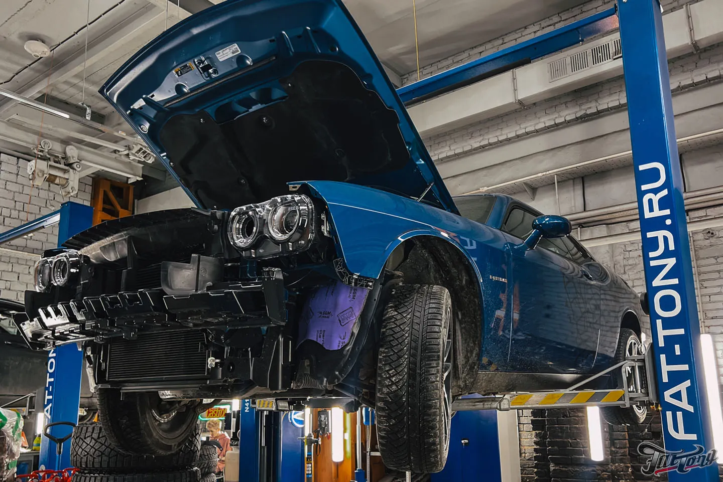 Усовершенствовали ярко-синий Dodge Challenger, часть 2: дополнительный  радиатор, холодный термостат, тормозная система Brembo, окрас суппортов,  кузовные растяжки, буксировочная петля