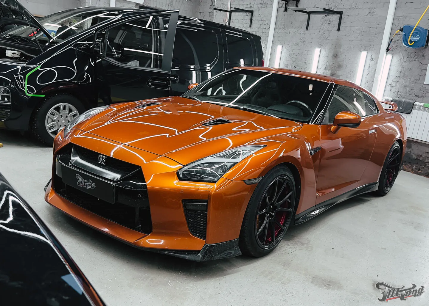 Яркий проект Nissan GT-R R35, часть 1: частичный ремонт и окрас, оклейка в  матовый хром,