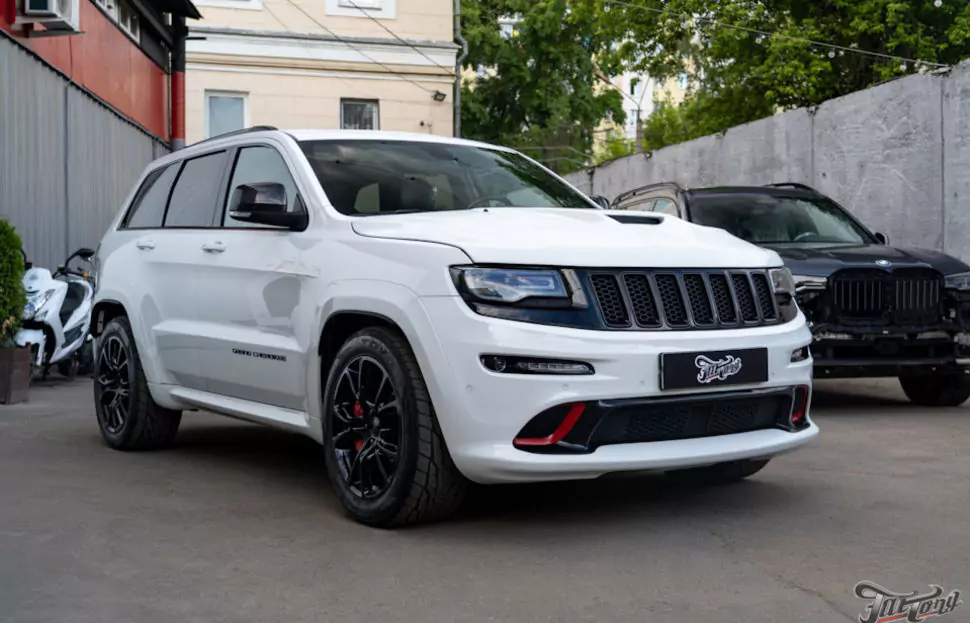 Jeep Grand Cherokee. Кованый карбон в салон и красные ремни безопасности!